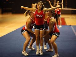 Cheerleaders networking and training together